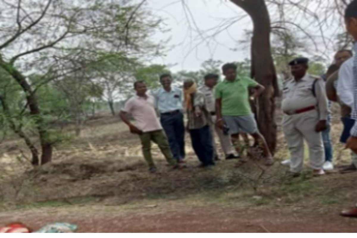 भररस्त्यात हात-पाय बांधलेल्या अवस्थेत आढळला महिलेचा मृतदेह; गावात उडाली खळबळ