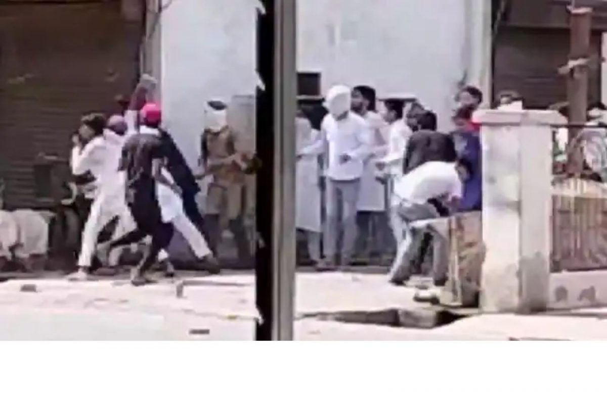 Video : दगडफेक, लाठीचार्ज अन् गोळीबार; नमाज अदा केल्यानंतर मशिदीसमोर उडाला गोंधळ