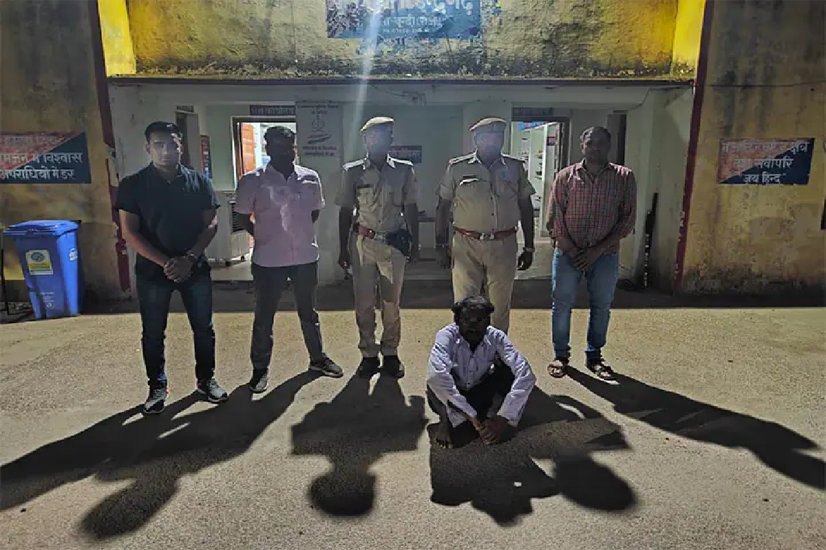 मुलांसमोरच संतापलेल्या पतीनं कुऱ्हाडीनं चिरला पत्नीचा गळा, पोलिसांनी 5 तासात आवळल्या मुसक्या