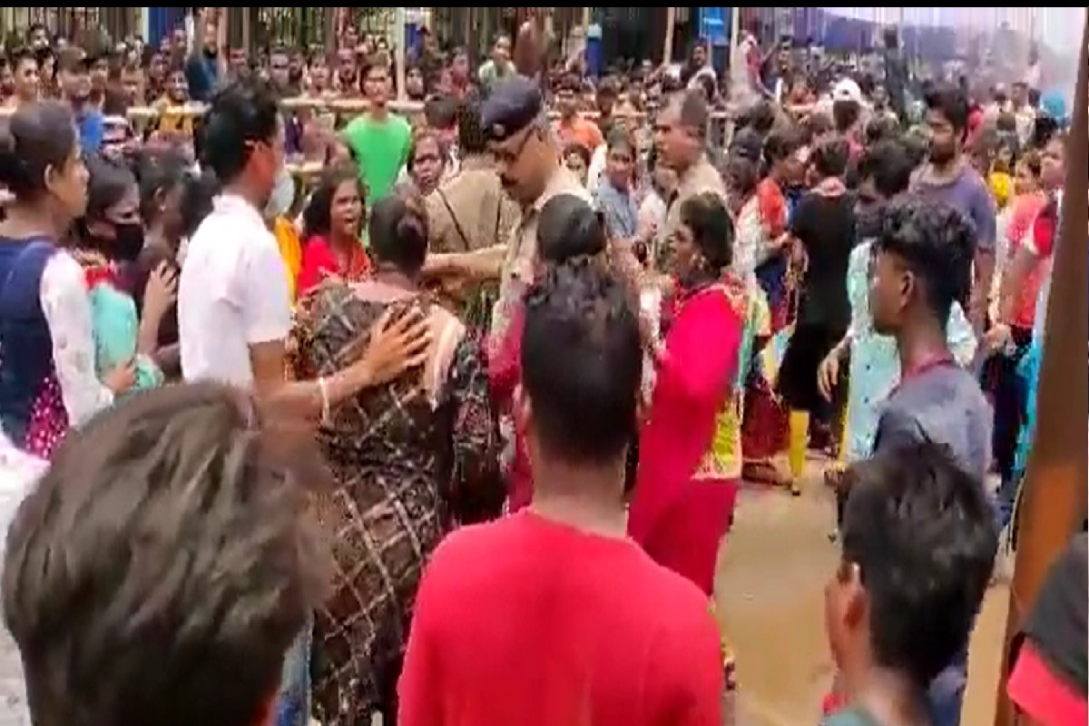 IND vs SA 2nd T20 : तिकीट विक्रीच्या वेळी जोरदार गोंधळ,महिलांमध्ये मारामारी, पोलिसांनी केला लाठीमार VIDEO