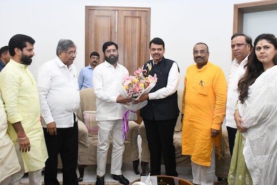 मी पुन्हा येतोय! फडणवीस-शिंदे राजभवनावर, आजच होणार शपथविधी!