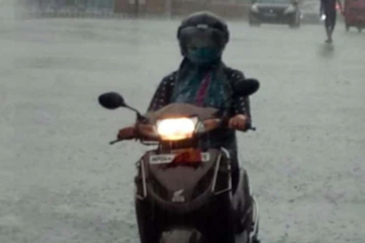 Rain Driving Tips : पावसाळ्यात ड्रायव्हिंग करणं अवघड; दुर्घटना टाळण्यासाठी या गोष्टींची घ्या काळजी