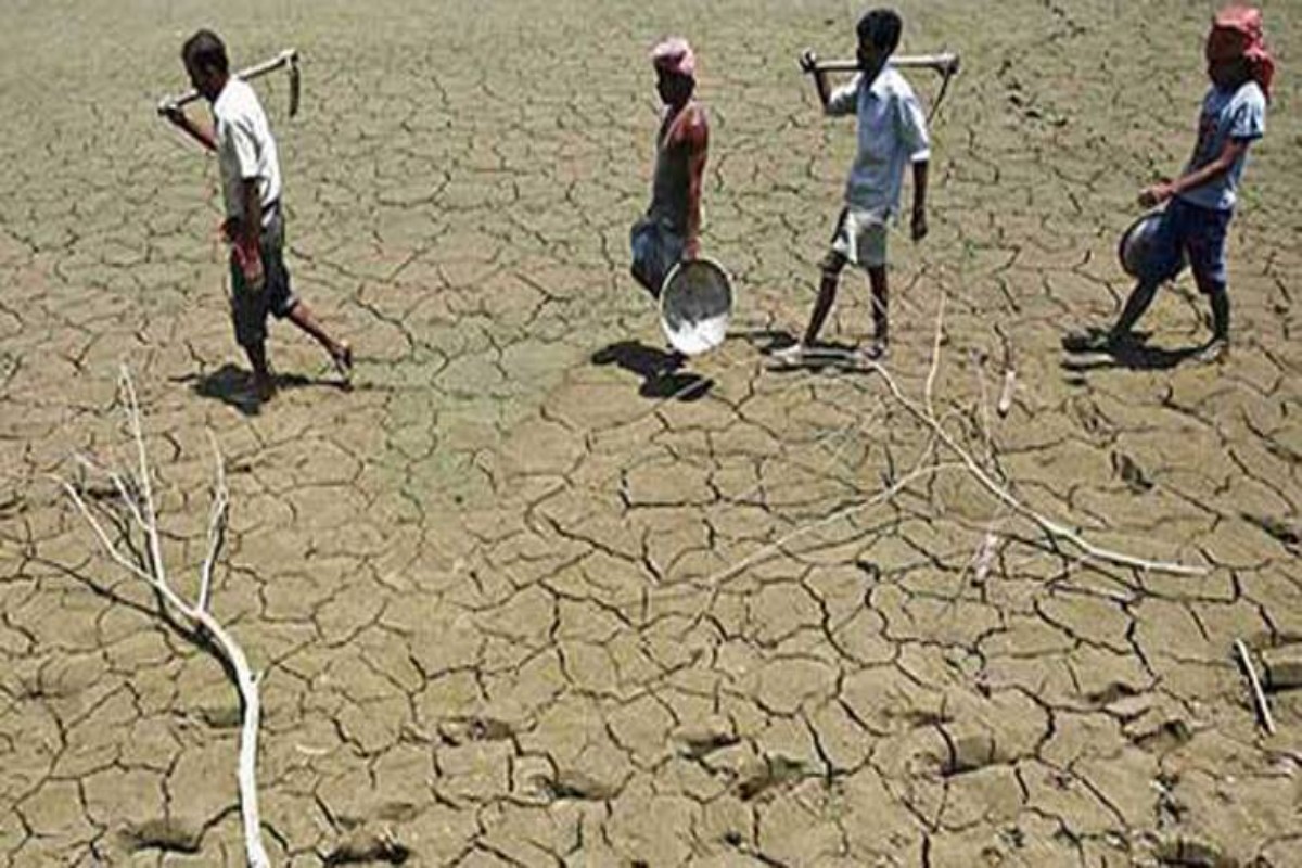 Nanduarbar Drought : गाव दुष्काळात असताना शेतकरी आला धावून, 7 वर्षे स्वत:च्या शेतातील पाणी देत गावकऱ्यांची भागवली तहान