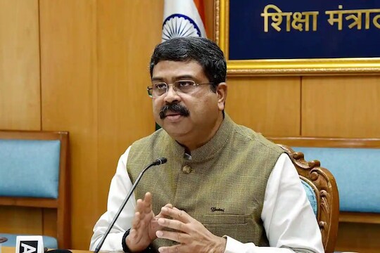 क्या बात है! भावी शिक्षकांनो, आता तुम्हालाही घेता येणार IIT मध्ये शिक्षण; लवकरच येणार इंटिग्रेटेड B.Ed  कोर्स