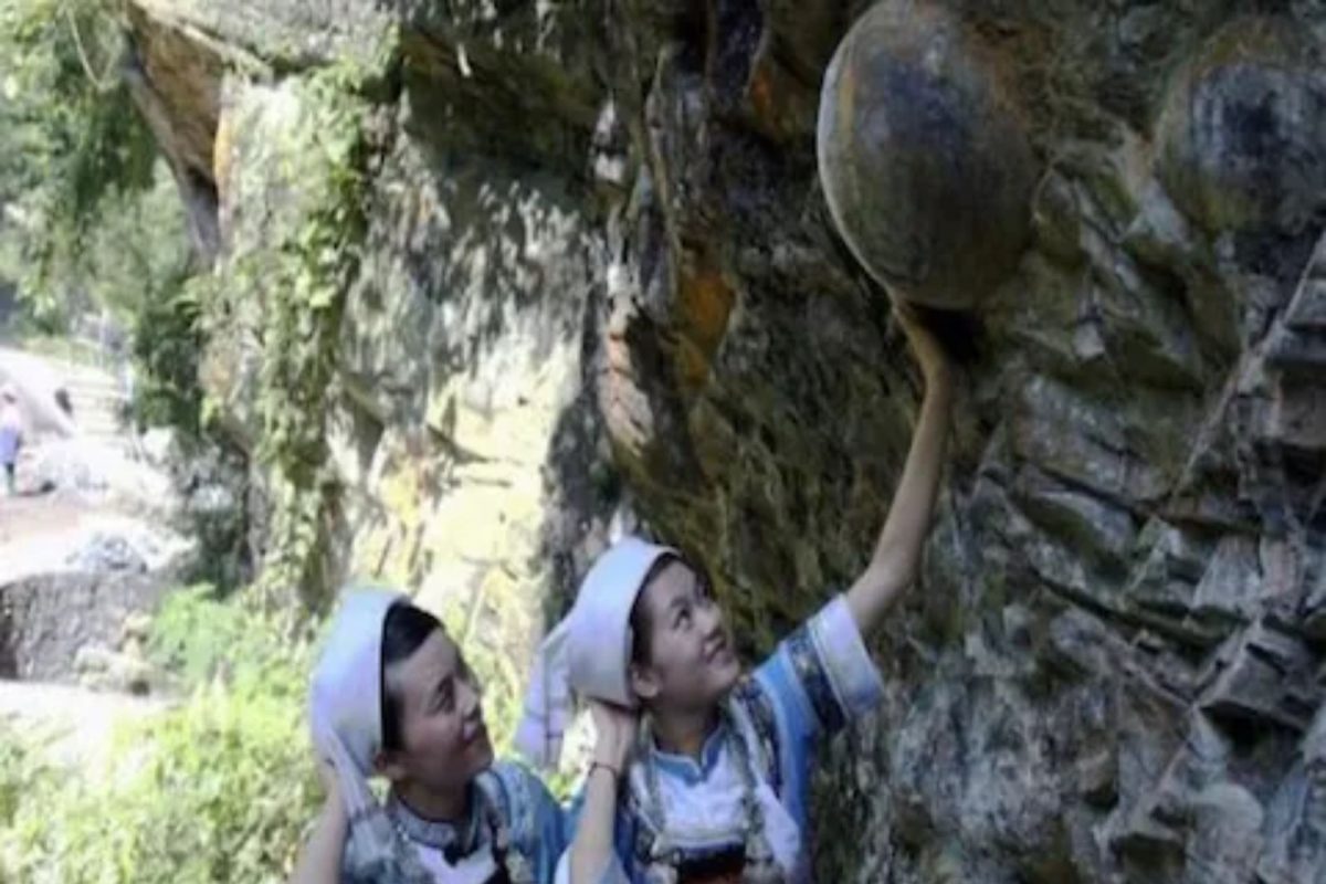 येथे दर 30 वर्षांत एकदा अंडी देतो हा खडक; नागरिक चोरून काढतात पळ!