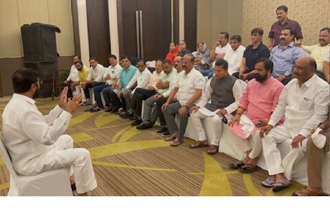  पहिल्यांदाच कोणा आमदारांसाठी अशा प्रकारची सुविधा देण्यात आली होती. 