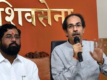 शिंदेंच्या पाठीशी दोनतृतीयांश आमदार असल्याने शिवसेनेचे धनुष्यबाण चिन्ह मिळणार? शिंदेंच्या पाठीशी दोनतृतीयांश आमदार असल्याने शिवसेनेचे धनुष्यबाण चिन्ह मिळणार?