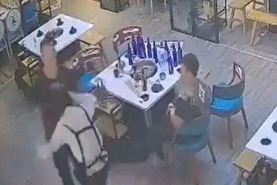 VIDEO- ग्राहकांनी असं काही केलं की महिला वेटर झाली संतप्त; रेस्टॉरंटमध्येच धू धू धुतलं