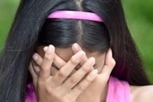 पैशांसाठी बापानेच केलं अल्पवयीन मुलीसोबत धक्कादायक कृत्य, प्रलोभन देऊन... पैशांसाठी बापानेच केलं अल्पवयीन मुलीसोबत धक्कादायक कृत्य, प्रलोभन देऊन...