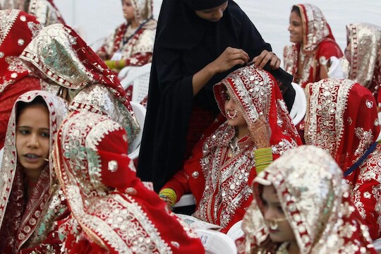 पाकिस्तानात रात्री 10 नंतर लग्न करण्यास बंदी; सरकारच्या या निर्णयामागचं कारण जाणून व्हाल थक्क