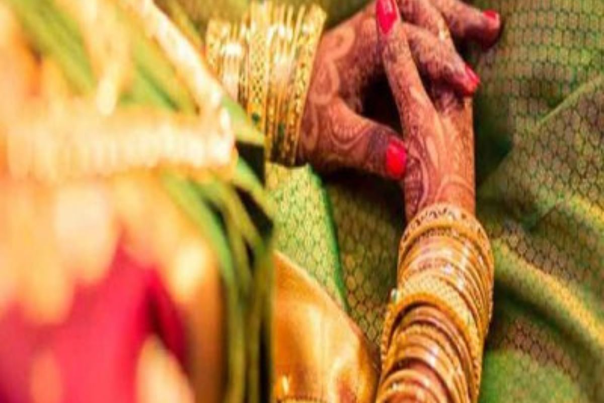 हातावर मेहंदी आणि मंडपात सजून-धजून बसलेली नवरी थेट पोलीस ठाण्यात पोहोचली; नेमकं काय घडलं?