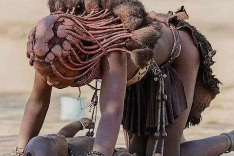 तुम्हाला हे जाणून आश्चर्य वाटेल की या जमातीच्या महिला आयुष्यात फक्त एकदाच आंघोळ करतात, तीही त्यांच्या लग्नाच्या दिवशी (Himba Women Bath only Once in Life). याशिवाय तिला पाण्याचा वापर करून कपडेही धुता येत नाहीत