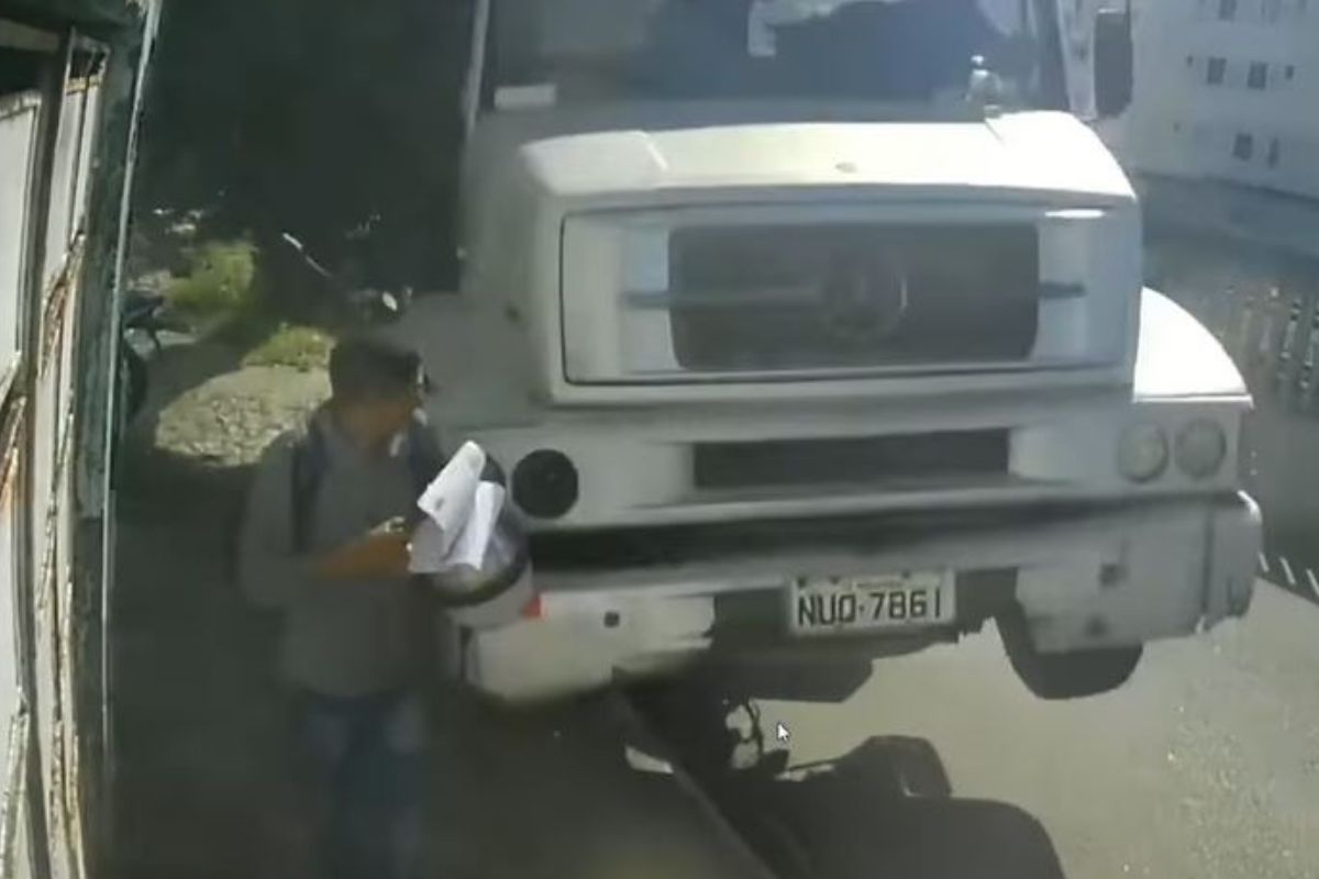 काळ आला होता पण...; रस्त्यावर उभा असतानाच अंगावर आली भरधाव ट्रक, VIDEO चा शेवट थक्क करणारा