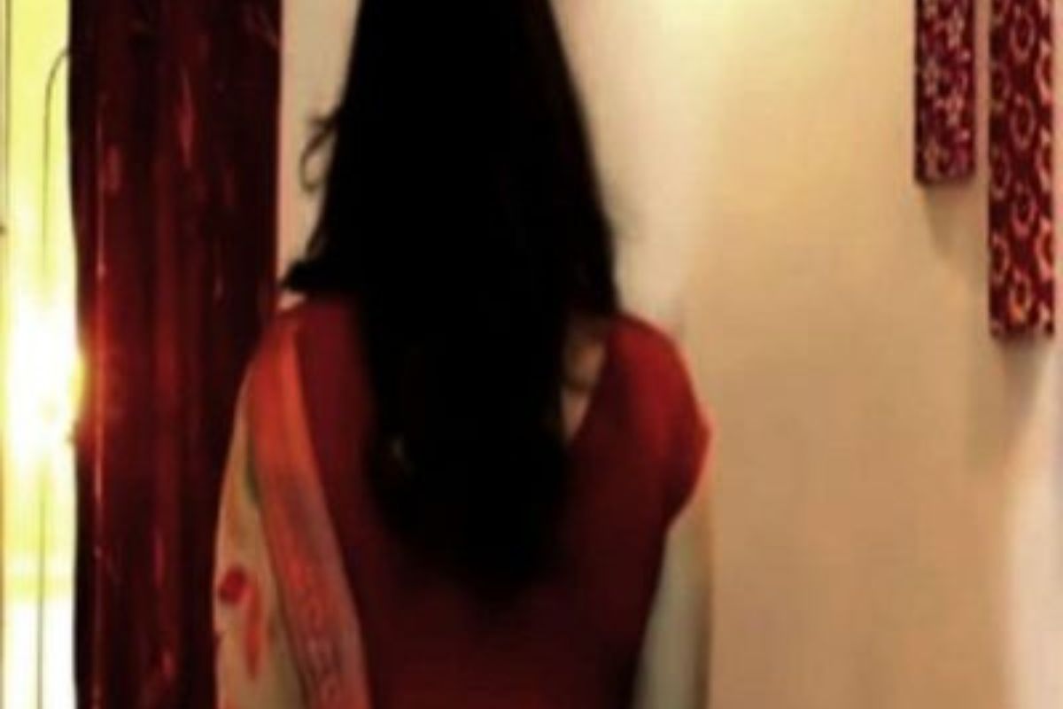 प्रेमासाठी पतीला सोडलं; कोर्टात लग्नही केलं, महिनाभरातच प्रियकराने केलं धक्कादायक काम