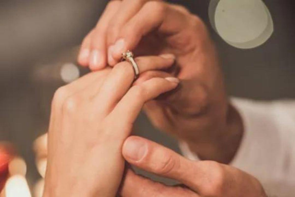 रोमँटिक प्रपोजचा अनपेक्षित शेवट; कॅमेऱ्यात कैद झाला तो विचित्र क्षण, पाहा VIDEO