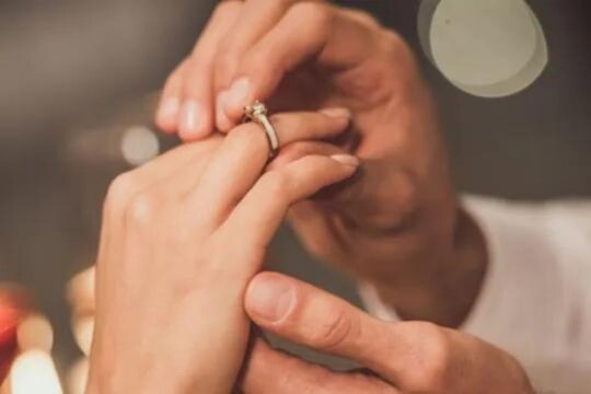 रोमँटिक प्रपोजचा अनपेक्षित शेवट; कॅमेऱ्यात कैद झाला तो विचित्र क्षण, पाहा VIDEO