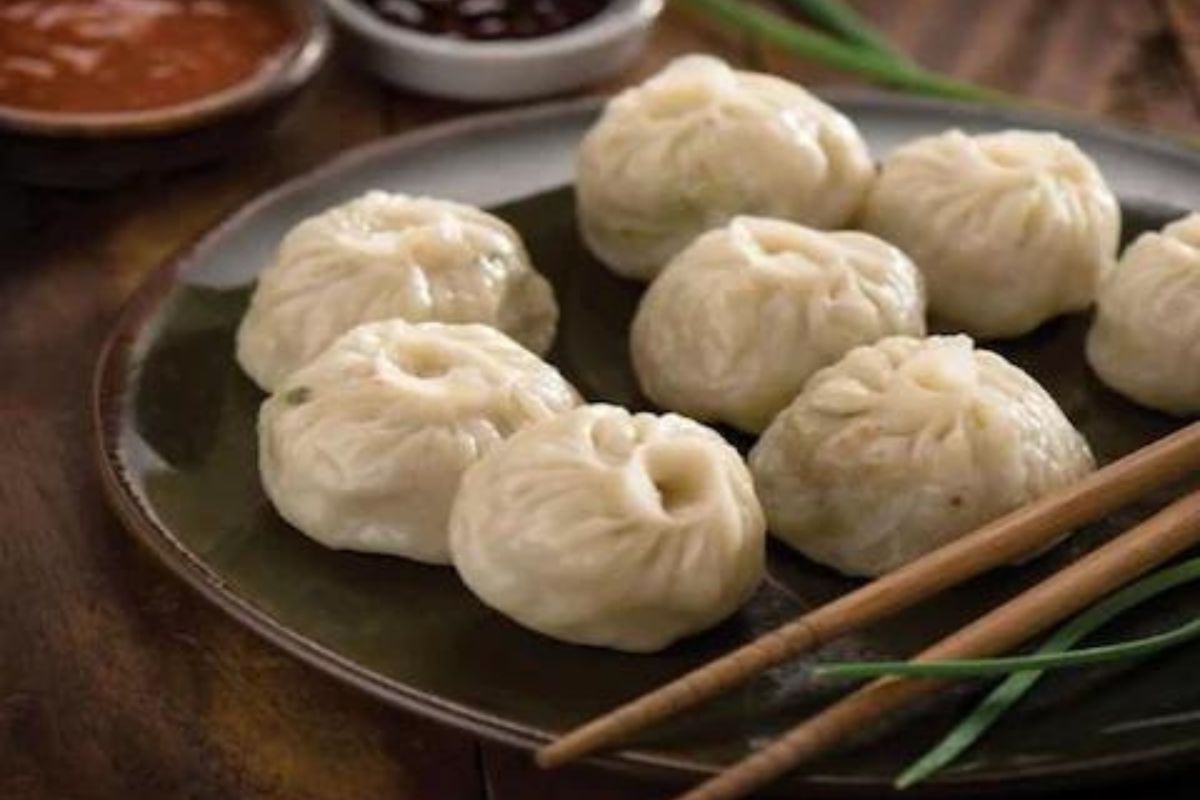 मोमोज खात असाल तर सावधान! क्षणभरात व्यक्तीने गमावला जीव, डॉक्टरांनी दिला हा सल्ला