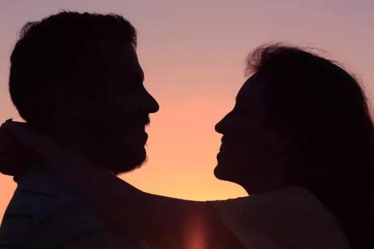 बाल्कनीत रोमान्स करणं कपलला भलतंच महागात पडलं; व्हिडिओ समोर येताच महिलेला अटक