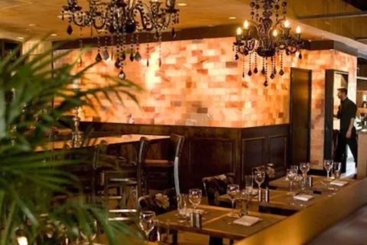 OMG! या रेस्टॉरंटमध्ये आलेल्या ग्राहकांना जेवणासोबत चाटावी लागते भिंत; वाचा विचित्र नियमाचं कारण