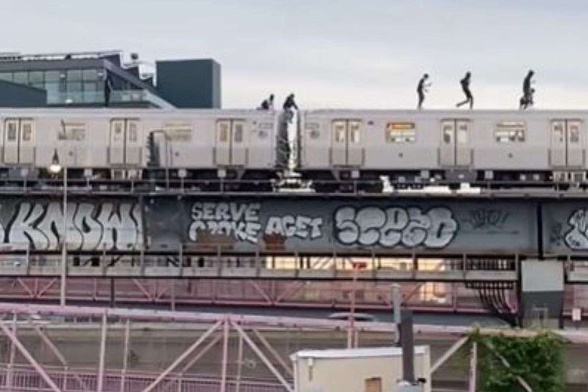 धावत्या मेट्रो ट्रेनवर चालताना दिसले 8 लोक; Shocking Video पाहून येईल अंगावर काटा