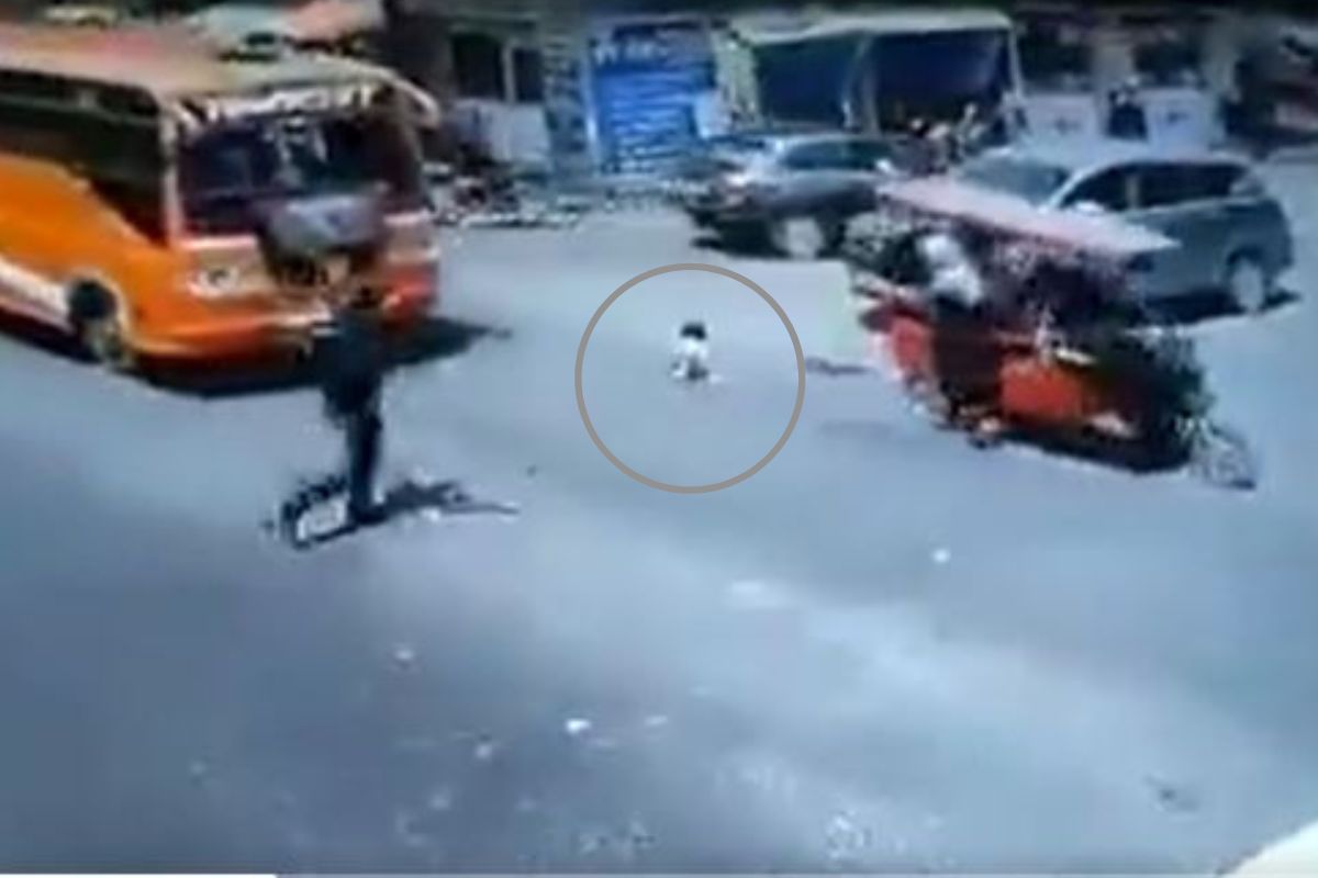 रिक्षातील महिलेच्या मांडीवरुन रस्त्यावर पडला चिमुकला; मागून वेगात आली बस अन्..., थरारक घटनेचा Live Video