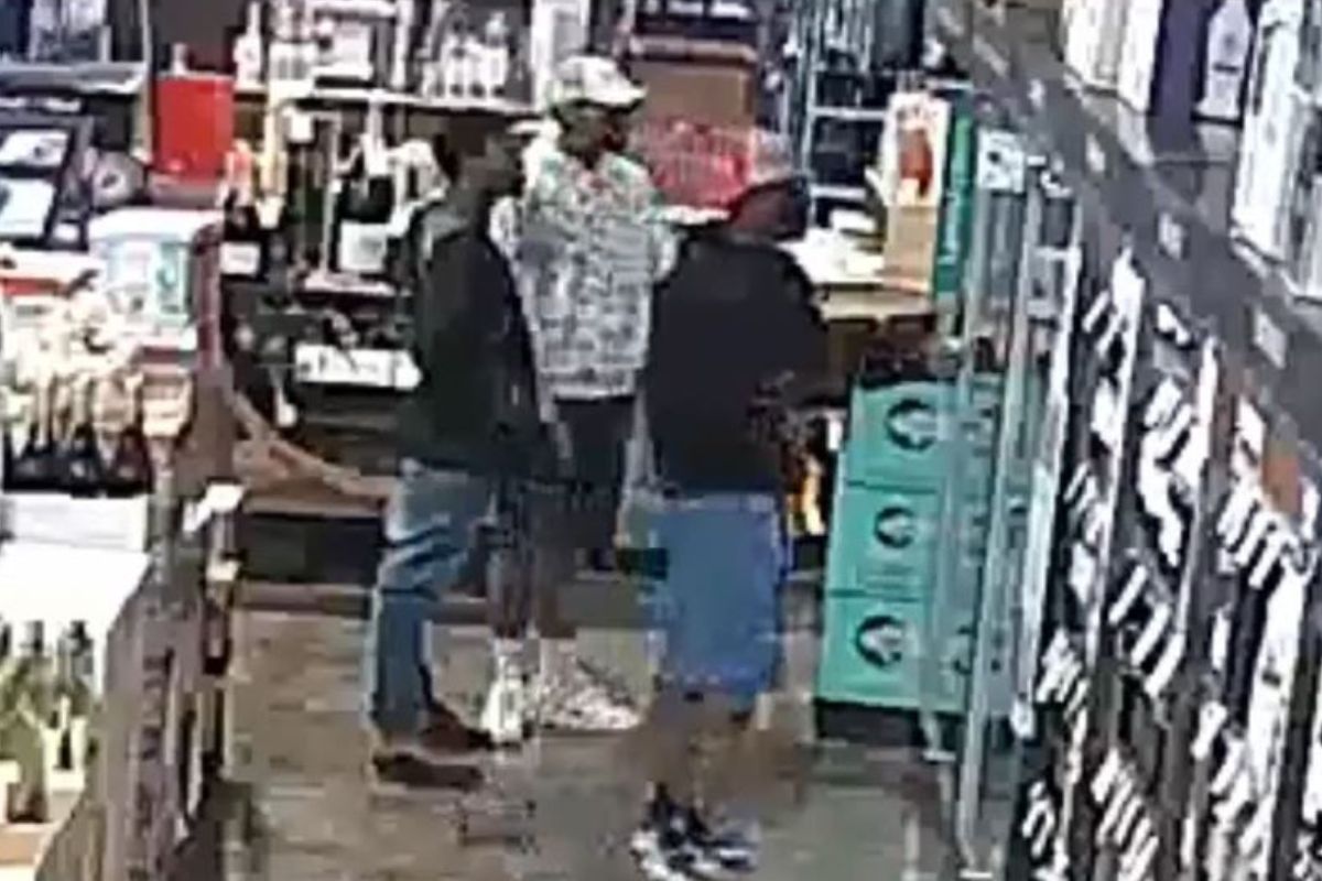 VIDEO: 3 लाखाची दारूची बाटली चोरायला गेलेल्या चोरांचीच झाली फजिती; CCTV मध्ये कैद झाली घटना