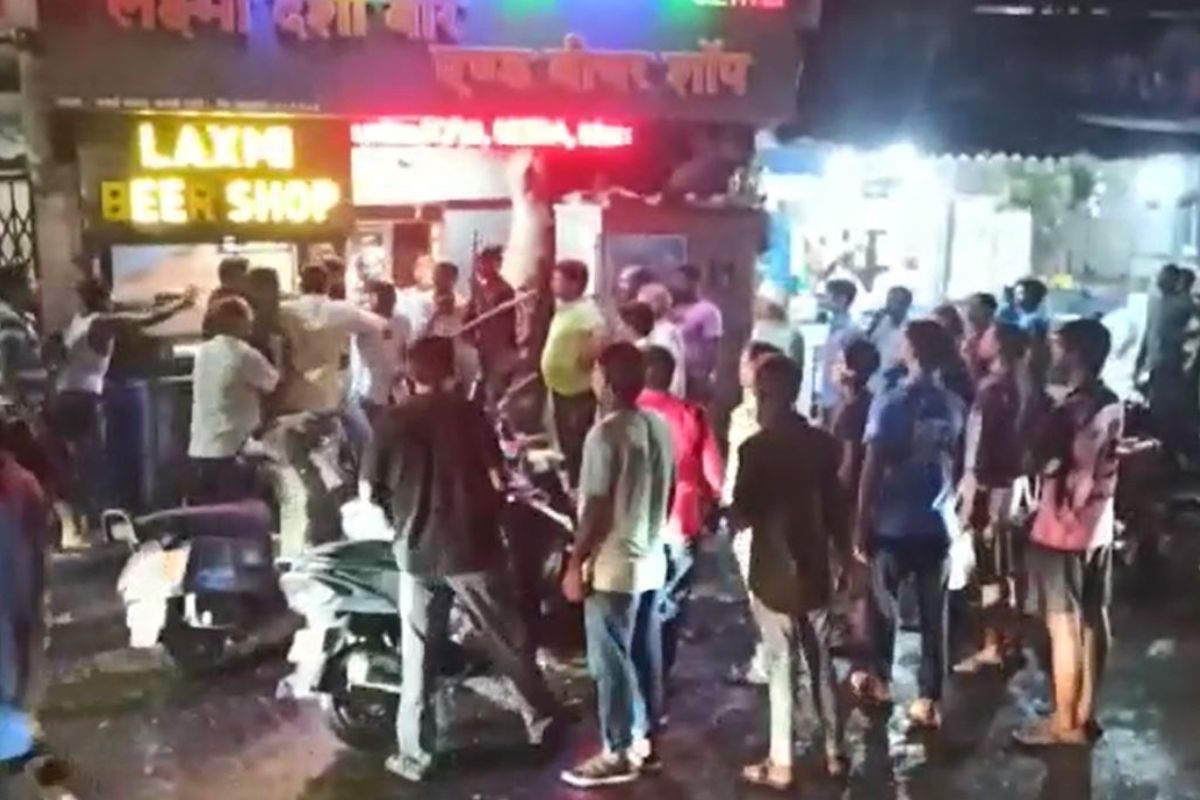 वसईतील बिअर बारमध्ये वेटर आणि ग्राहकाची फ्री-स्टाईल हाणामारी; VIDEO आला समोर