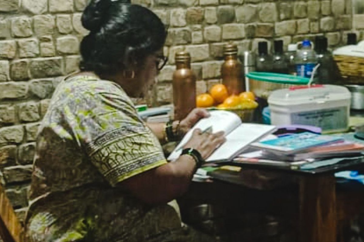 परिस्थितीमुळे शिक्षण सोडलं पण जिद्द नाही; महिलेनं वयाच्या 53 वर्षी पूर्ण केली 'दसवीं', वाचा खडतर प्रवास