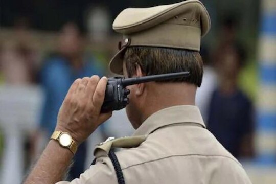 पोलिसाचा तो एक शब्द लागला जिव्हारी; महिलेनं विष प्राशन करत उचललं टोकाचं पाऊल