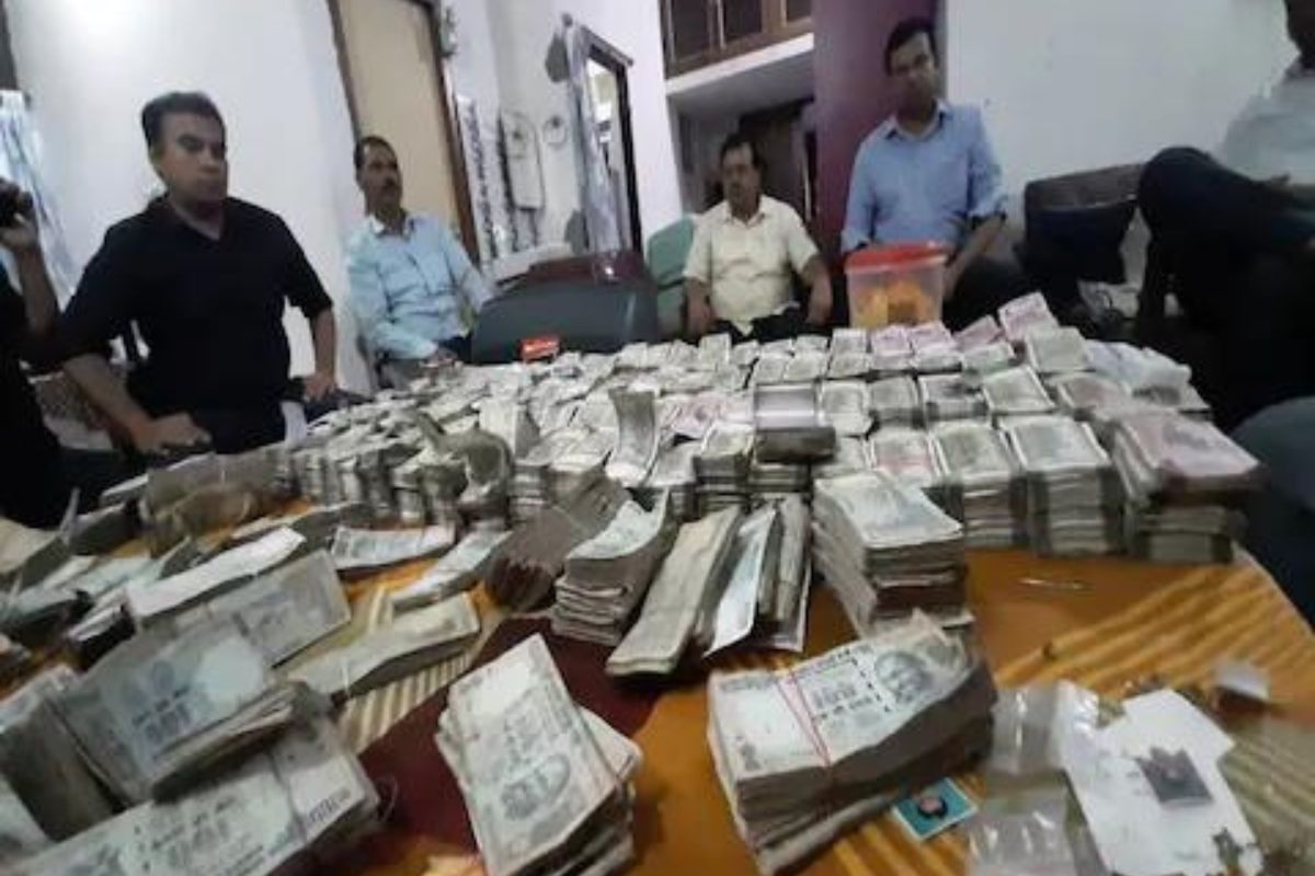 ड्रग्ज इन्स्पेक्टरच्या घरी छापा; पिशव्यांमध्ये भरलेले करोडो रूपये, मोजण्यासाठी आणावी लागली मशीन