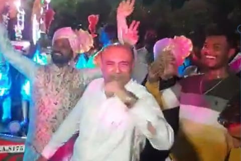 व्हिडिओमध्ये औरंगाबाद जिल्ह्यातील कन्नड तालुक्याचे शिवसेनेचे आमदार उदयसिंग राजपूत डान्स करताना दिसत आहे. उदयसिंग राजपूत यांनी रविवारी एका लग्न समारंभात डीजेवर मै हू डॉन या गाण्यावर ठेका धरला. 