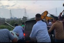 VIDEO: पुढे जेसीबी, मागे चारचाकी अन् फोडली दरोडेखोरांची गाडी; फिल्मी स्टाईल अटक VIDEO: पुढे जेसीबी, मागे चारचाकी अन् फोडली दरोडेखोरांची गाडी; फिल्मी स्टाईल अटक