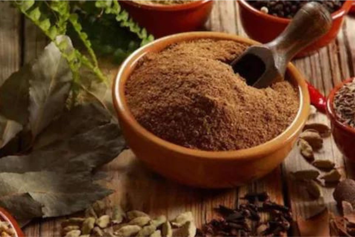 शेतकऱ्याचा नादखुळा! 10 महिन्यांपासून रोज वीज विभागाच्या कार्यालयात जाऊन बनवतोय मसाला; काय आहे प्रकरण?