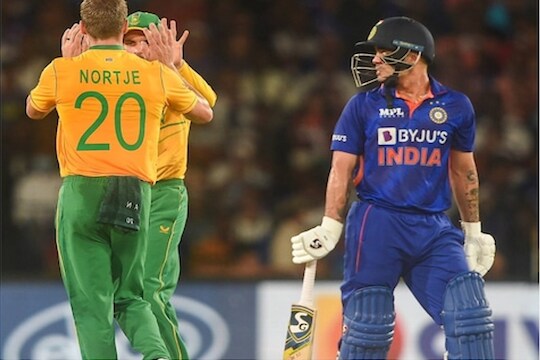 IND vs SA 2nd T20 : शेवटच्या 2 ओव्हरमध्ये कार्तिकचं आक्रमण, टीम इंडियाची बॅटिंग गडगडली