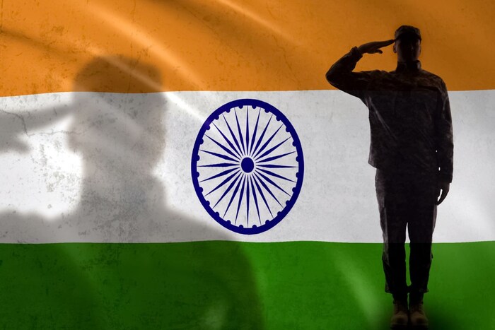 आता सैन्यात अधिकारी रँकच्या खालच्या कर्मचाऱ्यांची सर्व भरती या योजनेअंतर्गत होणार आहे. याअंतर्गत एक शिपाई चार वर्षे सेवा बजावेल आणि त्यानंतर 25 टक्के अग्निवीरांची नियमित केडरमध्ये भरती होईल. हे सर्व त्यांच्या कामगिरीवर आधारित असेल. यामध्ये प्रवेशासाठी वयोमर्यादा 17.5 वर्षे ते 21 वर्षे असेल. या सैनिकांनाही वेगळा दर्जा दिला जाणार आहे.