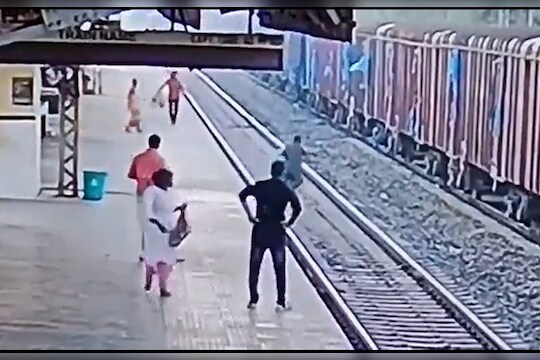 Indian railway : समोरून ट्रेन येत होती, रेल्वे कर्मचाऱ्याने जीव धोक्यात घालून त्या व्यक्तीचा वाचवला जीव; पहा थरारक video