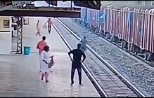 समोरून ट्रेन येत होती, रेल्वे कर्मचाऱ्याने जीव धोक्यात घातला पुढे काय झालं video समोरून ट्रेन येत होती, रेल्वे कर्मचाऱ्याने जीव धोक्यात घातला पुढे काय झालं video
