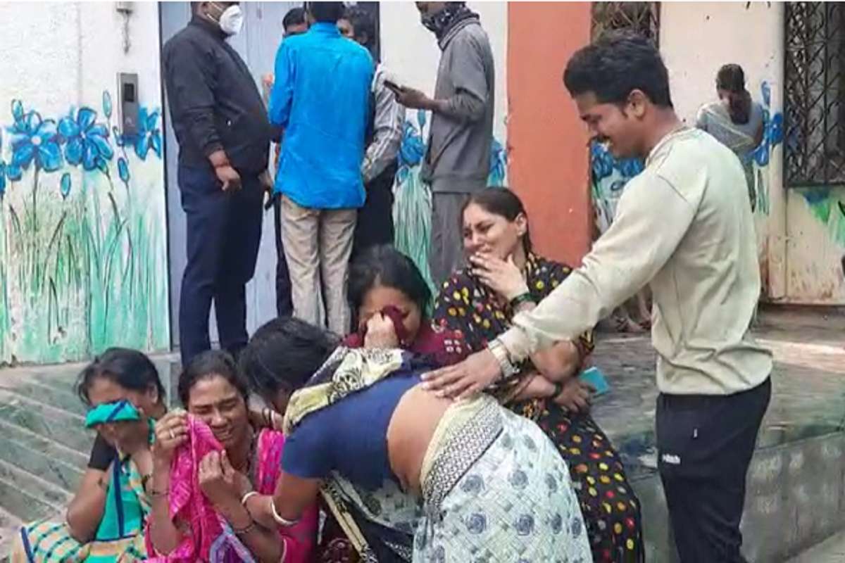 जळगाव हादरलं! आई-वडील शेतात, तीन बहिणी झोक्यात खेळत असताना अचानक काळाचा घाला....