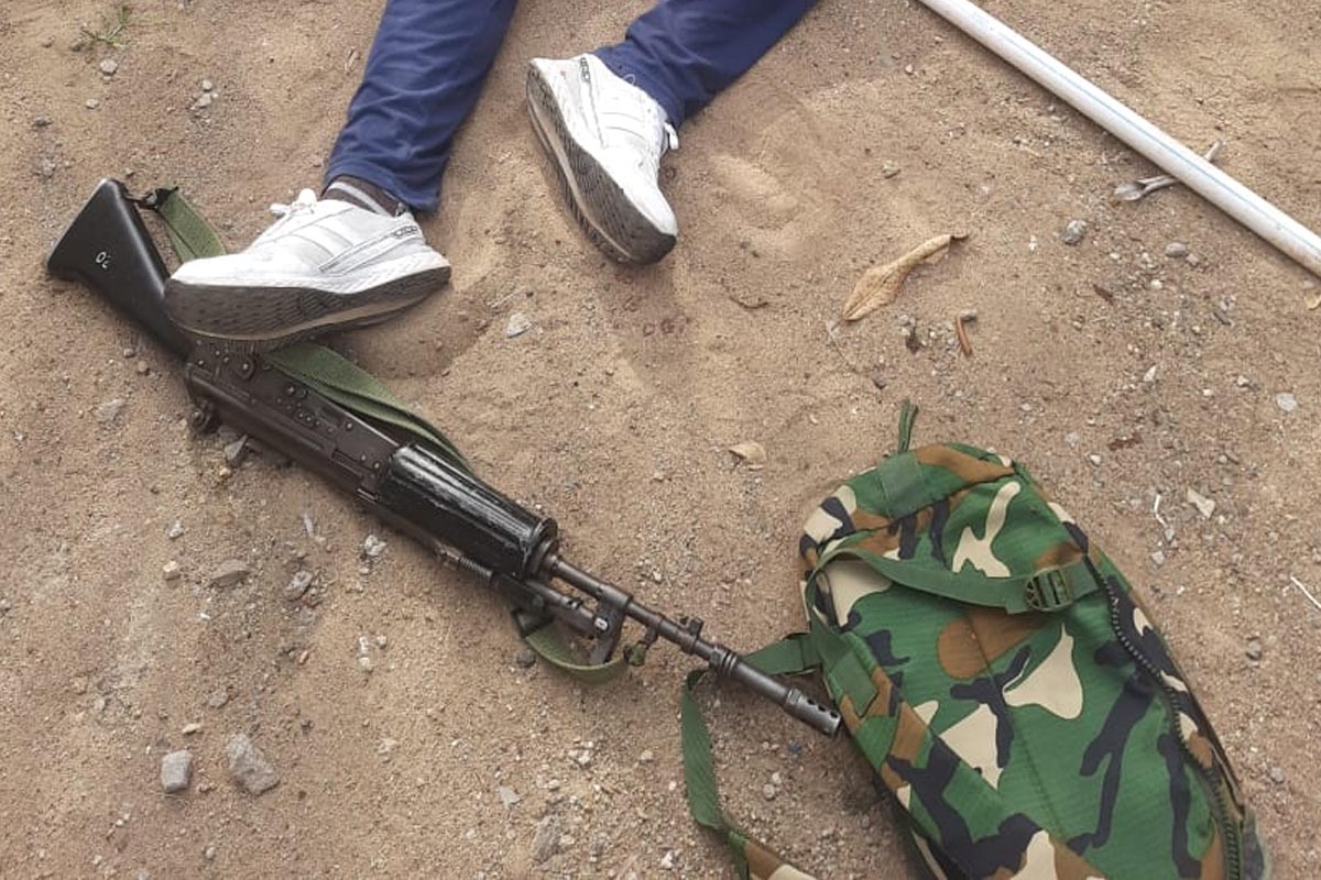 राज्य राखीव दलाच्या जवानाने अंतर्गत वादातून आपल्या सहकाऱ्यावर गोळीबार केल्याची धक्कादायक घटना गडचिरोलीमध्ये घडली आहे.