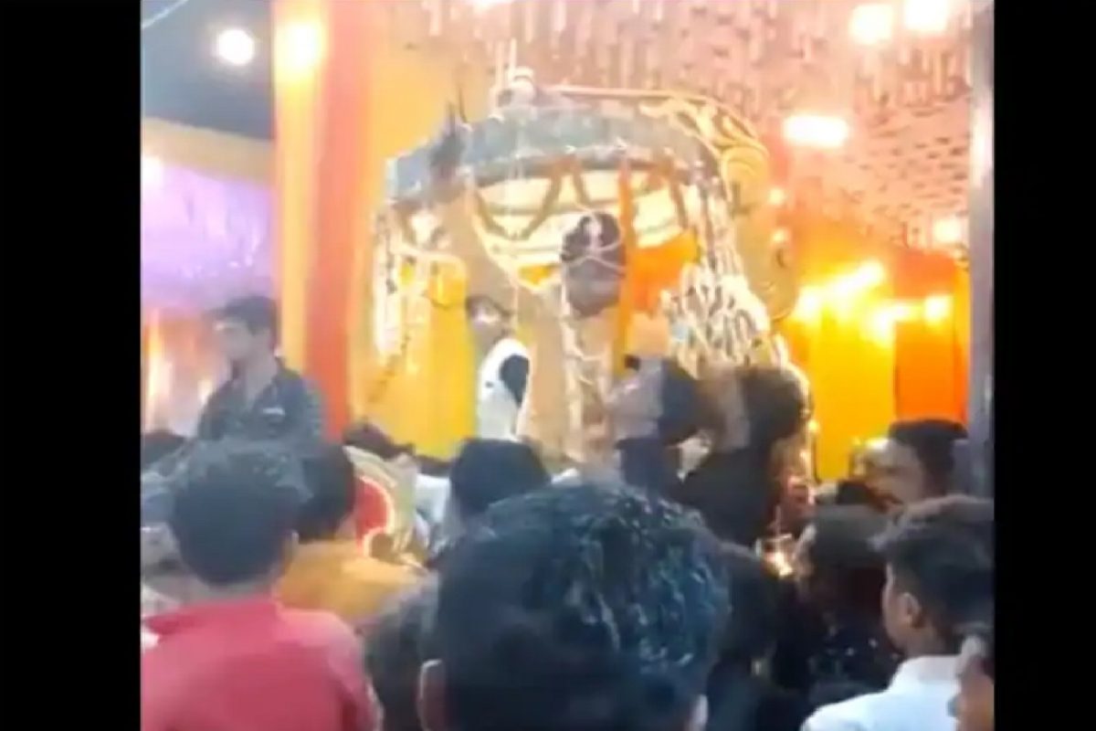 VIDEO - नवरदेवाचा अतिउत्साह बेतला मित्राच्या जीवावर; लग्नाच्या वरातीत जवानाचा मृत्यू