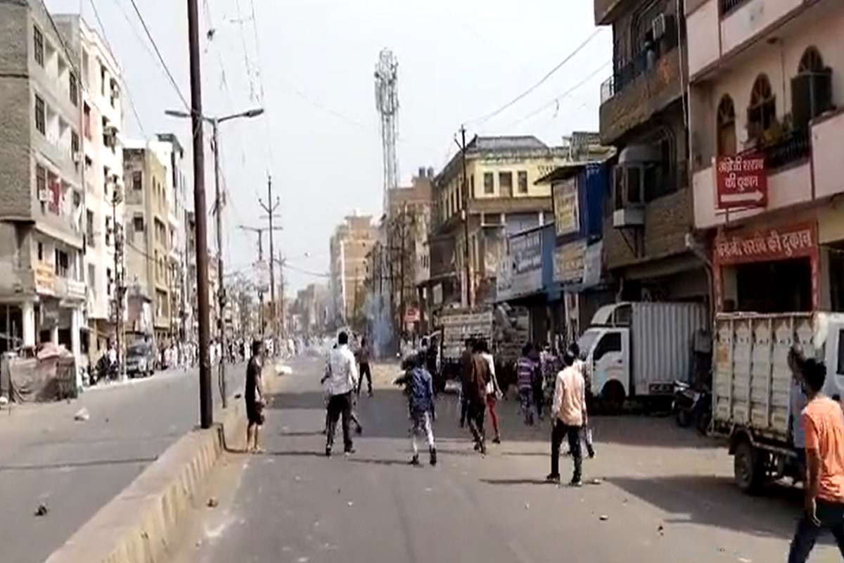 पंतप्रधान नरेंद्र मोदींच्या दौऱ्याआधी कानपूरमध्ये राडा, दोन गट आमनेसामने, प्रचंड दगडफेक, घटनेचा थरारक VIDEO समोर