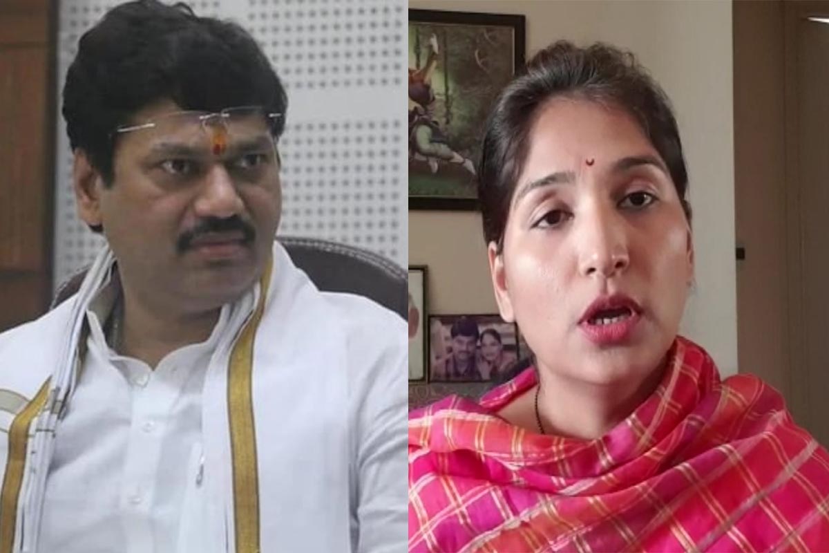 मी जर एक सीडी चालवली तर महाराष्ट्र हादरेल. धनंजय मुंडे यांनी मी सध्याची पत्नी आणि बहिण याच्या व्यतिरिक्त ३ मुलींना फसवलं आहे.