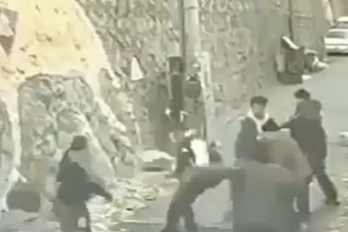 VIDEO : सहा पुरुष नडले, रस्त्यावर जबरदस्ती, एकटी रणरागिणी भिडली, थरार सीसीटीव्हीत कैद