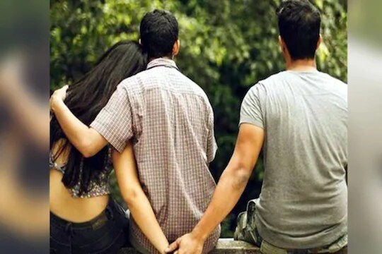 नवविवाहितेला हव्या होत्या बांगड्या, बाजारात पतीचा हात सोडला अन् प्रियकरासोबत काढला पळ