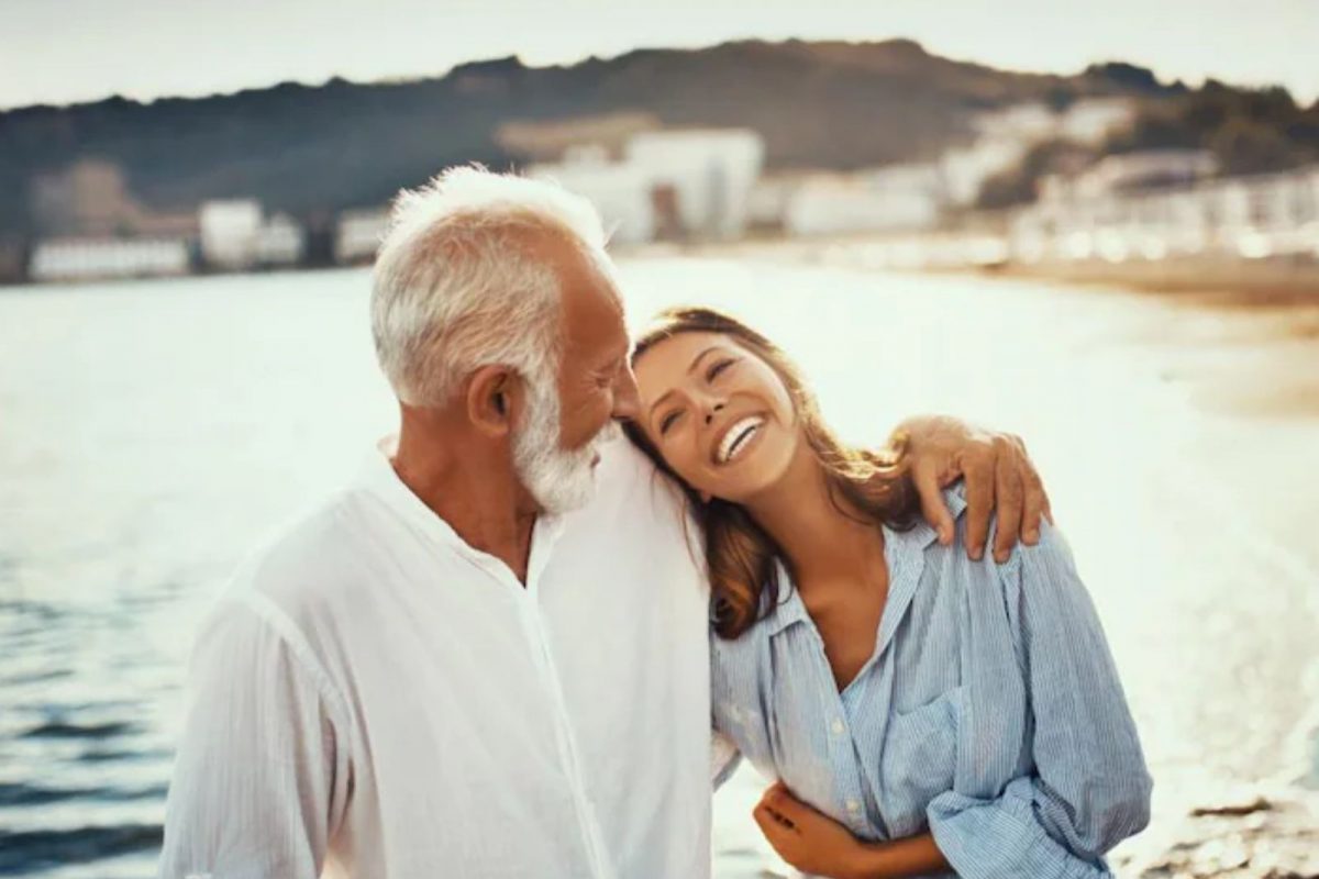 नवरी 25 तर नवरदेव 70 वर्षांचा; समाजाची पर्वा न करता थाटला संसार!