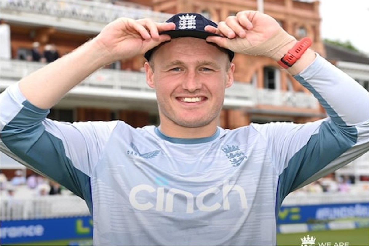 ENG vs NZ : प्लेयिंग XI तर दूरच, टीममध्येही नव्हतं नाव, 320 किमी प्रवास करून दुसऱ्या दिवशी टेस्ट पदार्पण!