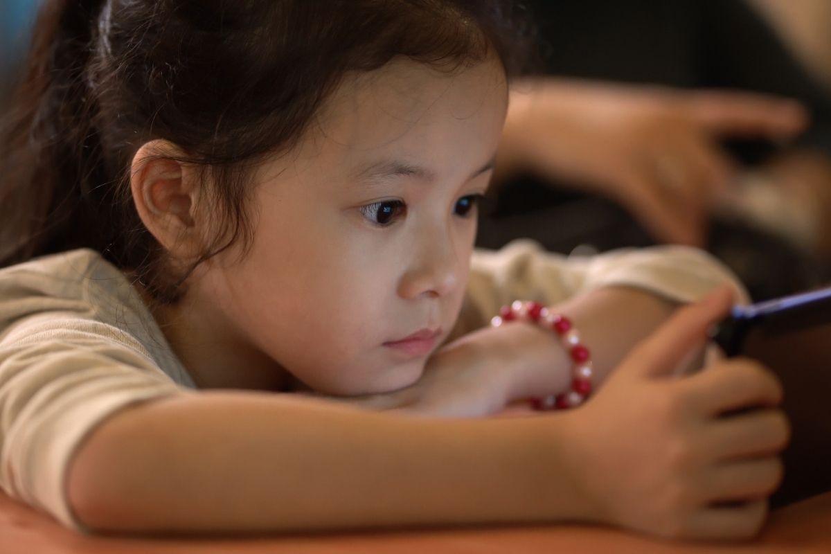 मुलं YouTube, Netflix वर पाहतात? Adult कंटेन्ट अशा प्रकारे करा ब्लॉक, एक मिनिटाचं आहे काम