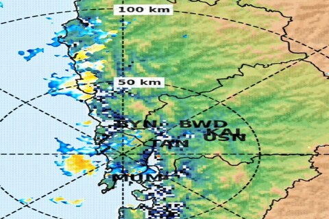 पाकिस्तानातून (Pakistan) सतत येणाऱ्या वाऱ्यांमुळे (wind) मान्सून (monsoon udpate) मध्य प्रदेश आणि महाराष्ट्राच्या सीमेवर अडकला आहे.