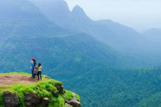 Monsoon Travel : पावसाळ्यात फिरण्यासाठी 'हे' आहेत परफेक्ट विकेंड डेस्टिनेशन, एकदा नक्की भेट द्या