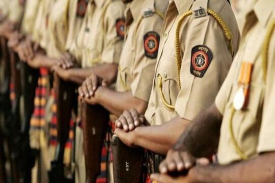 Mumbai Police : आमदारांच्या संरक्षणात असलेले पोलीस आहेत तरी कुठे? गुवाहाटी की मुंबई ?